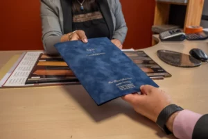 Remise d'un registre de condoléances personnalisé par un conseiller funéraire.