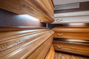 Gros plan sur les détails sculptés et la finition d'un cercueil en bois.