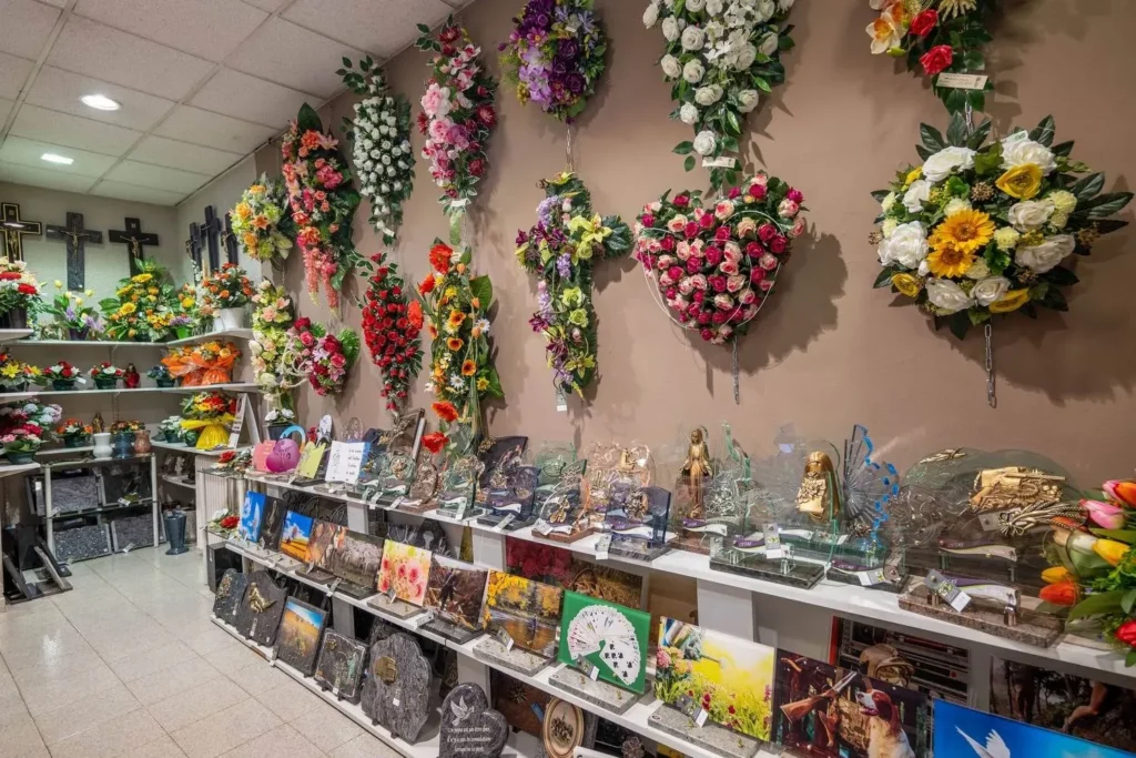 Magasin d'articles funéraires proposant compositions florales et plaques.