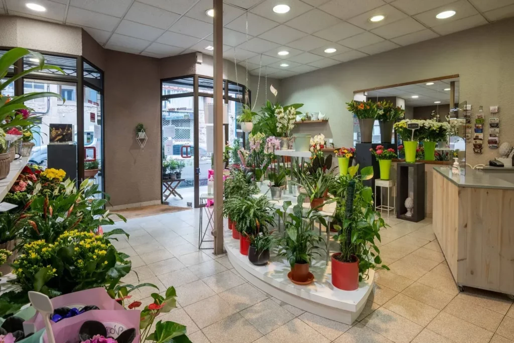 Intérieur d'un magasin de fleurs et compositions naturelles pour obsèques.
