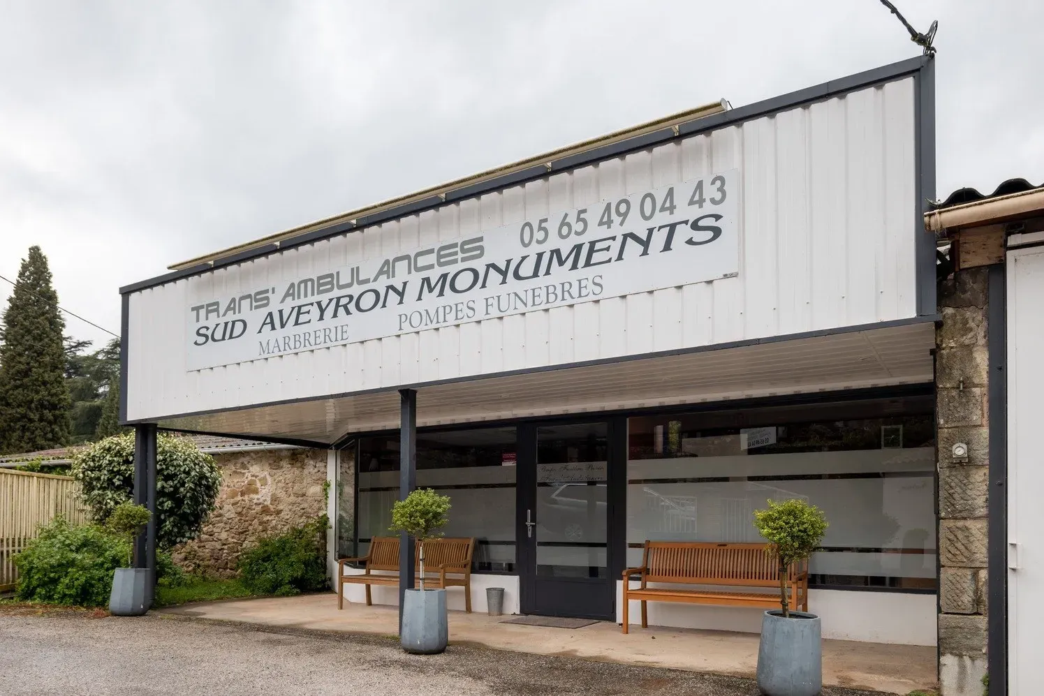 Devanture de l'agence de pompes funèbres et marbrerie Sud Aveyron Monuments.