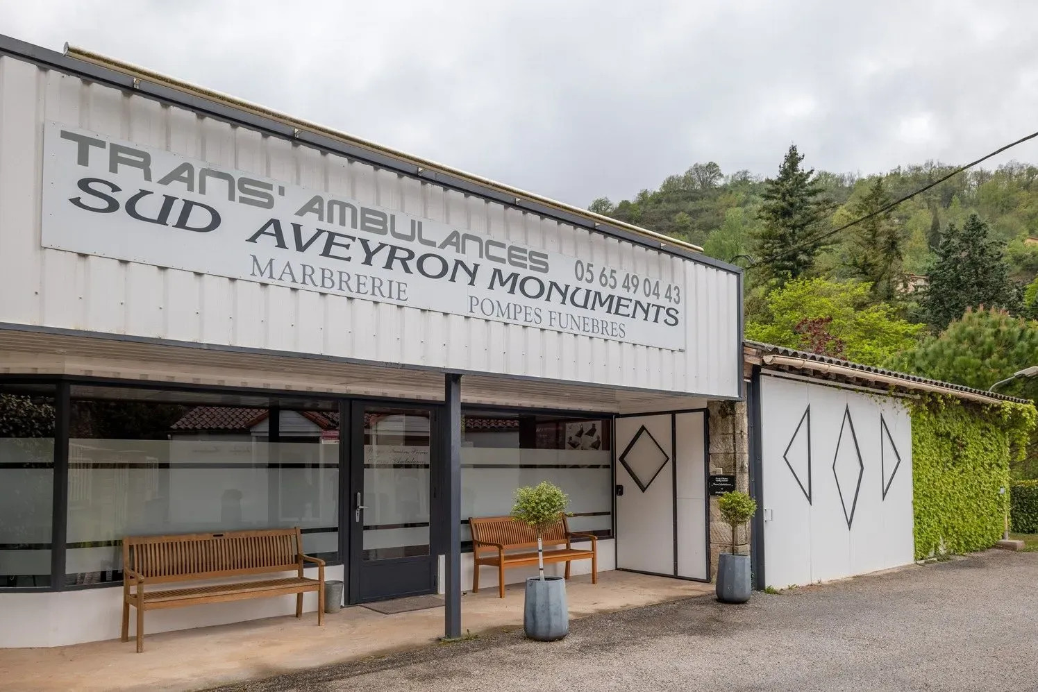 Façade de l'agence de pompes funèbres et marbrerie Sud Aveyron Monuments.